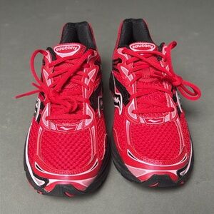 Saucony ProGrid Omni 9 men’s sneakers on “Valentine” colorway